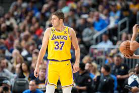 Los Angeles Lakers confían en Matt Ryan para ganar por 1,3 segundos